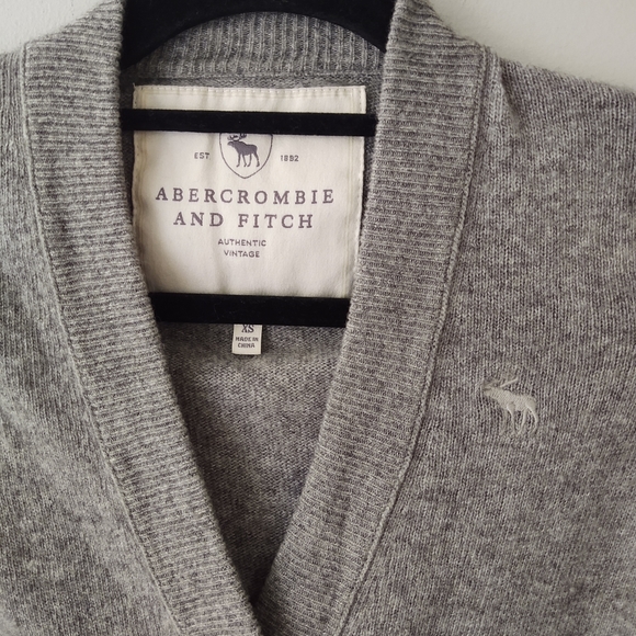 Abercrombie & Fitch Sweaters - Abercrombie grey cardigan sweater with front pockets, size XS